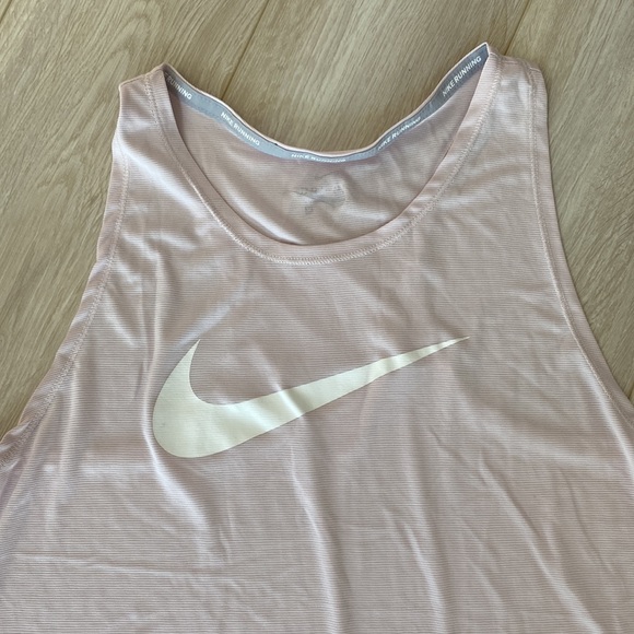 Size medium nike running tank - Picture 2 of 3